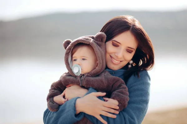 Boldog Anya Utazás Babájával Természetben — Stock Fotó