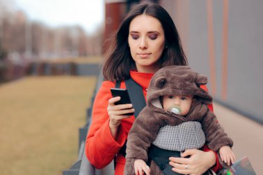 Anne, Spree 'de akıllı telefonu kontrol etmekle meşgul.