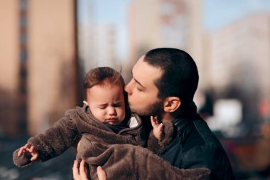 Sevgi dolu baba huzursuz kız bebek  
