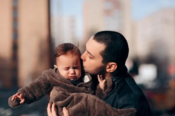 Pai Amoroso Confortando Fussy Baby Girl — Fotografia de Stock