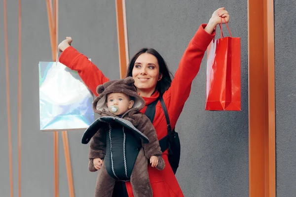 モールでの母と赤ちゃんのショッピング — ストック写真