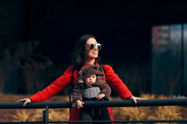 Moeder Zwanger Baby Draagtas Tijdens Vakantie — Stockfoto