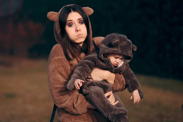 Stres Maminka Roztomilá Dcera Nosí Odpovídající Oblečení — Stock fotografie