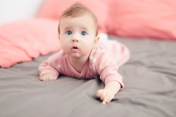 Gadis Bayi Kecil Cute Mengenakan Polka Dot Pink Pajamas — Stok Foto