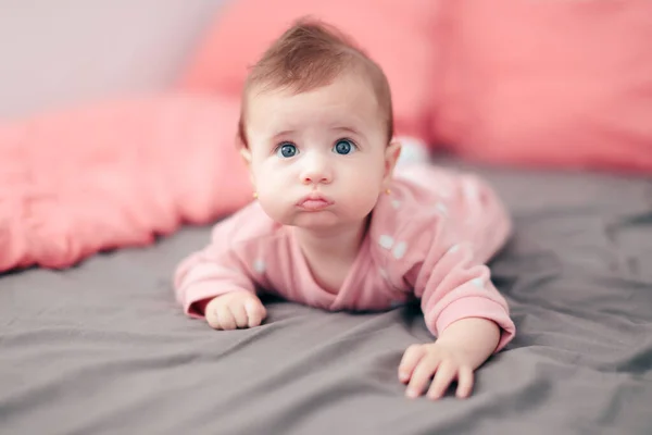 Petite Fille Mignonne Portant Pyjama Rose Pois — Photo