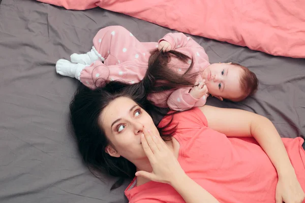 Drôle Bébé Fille Jouer Avec Mères Cheveux — Photo