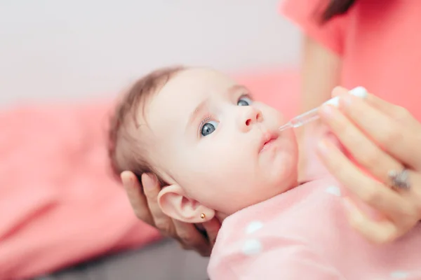 Madre Somministrazione Vitamina Medicina Suo Bambino — Foto Stock