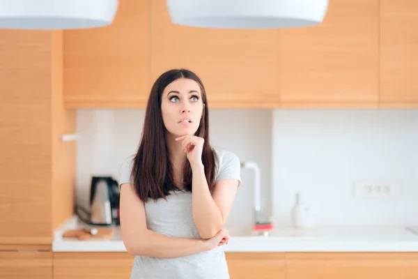 Mujer Aburrida Pensando Qué Hacer Interiores — Foto de Stock