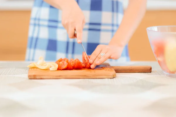 Detalle Las Manos Del Cocinero Picando Verduras Tablero Madera — Foto de Stock