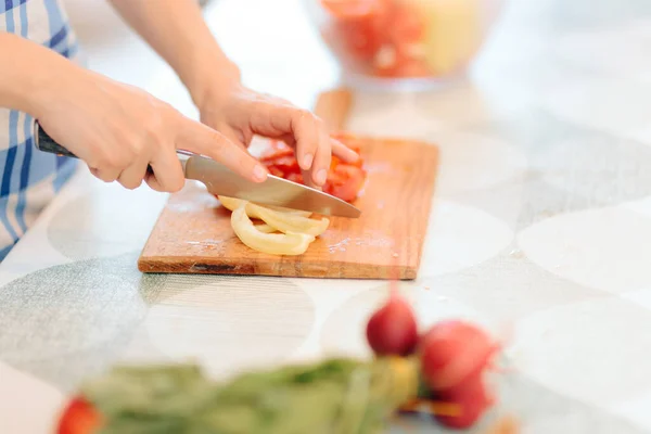 Detalle Las Manos Del Cocinero Picando Verduras Tablero Madera — Foto de Stock