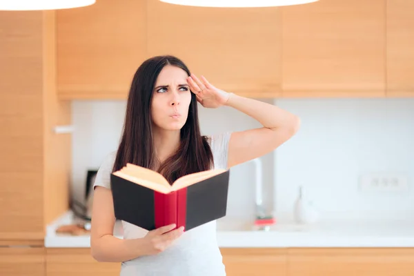 Pensive Woman Čtení Knihy Kuchyni — Stock fotografie
