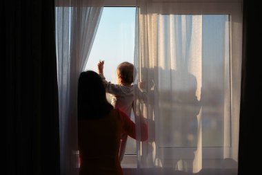 Anne ve Bebek, Covid-19 Salgınında Pencereden Dışarı Bakıyor