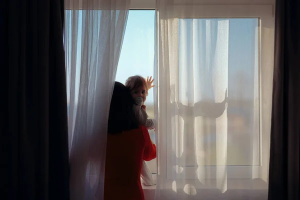 Madre Bambino Guardando Fuori Dalla Finestra Durante Covid Tempo Pandemico — Foto Stock