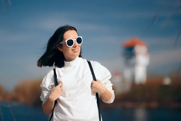 Modieuze Vrouwelijke Toerist Met Een Zonnebril — Stockfoto