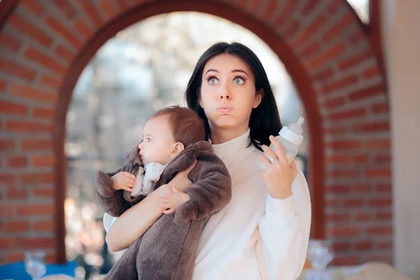 Baby Refusing Eat Frustrating Her Mom — Stock Photo, Image