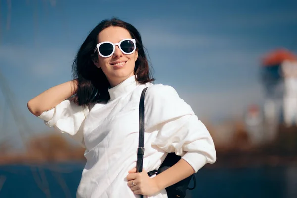 Modieuze Vrouwelijke Toerist Met Een Zonnebril — Stockfoto