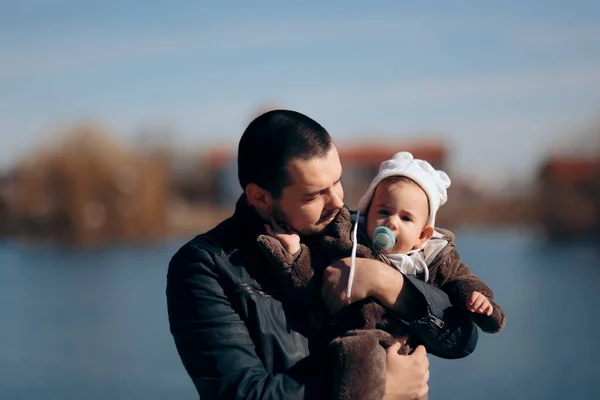 Pai Amoroso Segurando Adorável Bebê Menina — Fotografia de Stock