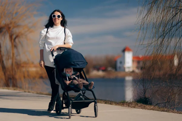 Стильна Щаслива Мама Ходить Дитина Stroller — стокове фото