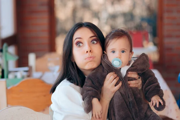 Tired Mom Holding Baby Restaurant — Stock Photo, Image