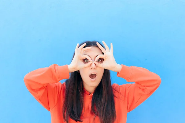 Mujer Divertida Haciendo Caras Graciosas Divirtiéndose — Foto de Stock