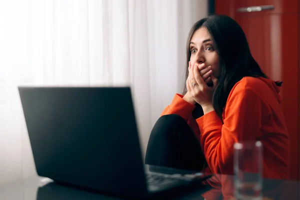 Shocked Woman Reading Unbelievable News Online — Stock Photo, Image