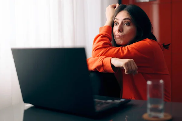 Verärgerte Frau Schaut Programm Auf Ihrem Laptop — Stockfoto