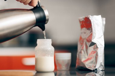 Anne Evde Bebek Şişesinde Formül Hazırlıyor