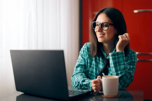 Grappige Vrouw Dragen Pyjama Stropdas Werken Vanuit Huis — Stockfoto