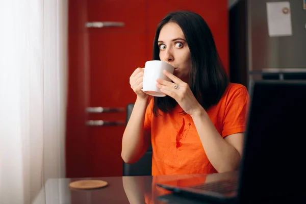 Смешная Девушка Пьющая Кофе Работающая Дома — стоковое фото