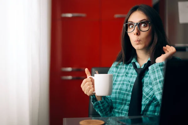 Mujer Feliz Con Corbata Pijama Bebiendo Café —  Fotos de Stock