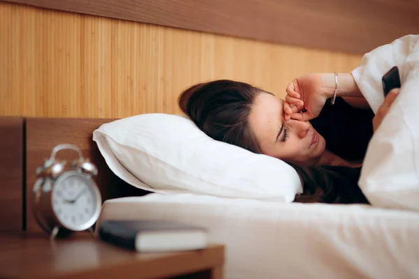 Mujer Somnolienta Frotándose Los Ojos Tratando Despertar —  Fotos de Stock