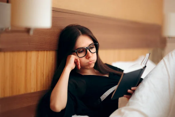 Yatağa Roman Okumaktan Sıkılmış Kadın — Stok fotoğraf