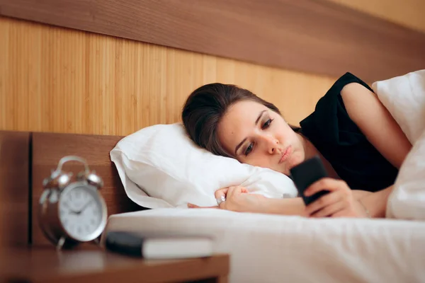 Mulher Estressada Checando Smartphone Primeira Coisa Parte Manhã — Fotografia de Stock