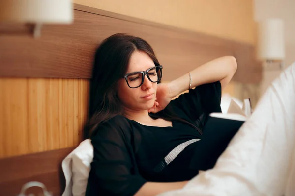 Cansada Mujer Aburrida Leyendo Una Novela Cama —  Fotos de Stock