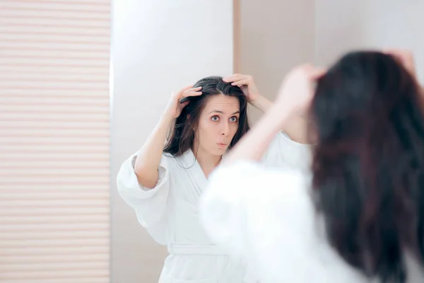 Femme Recherche Cheveux Gris Dans Miroir — Photo
