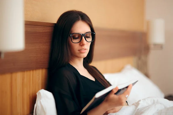 Γυναίκα Διαβάζοντας Ένα Μυθιστόρημα Στο Κρεβάτι Στο Σπίτι — Φωτογραφία Αρχείου