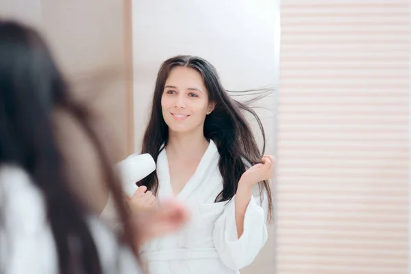 Γυναίκα Χρησιμοποιώντας Σεσουάρ Στο Μπάνιο — Φωτογραφία Αρχείου