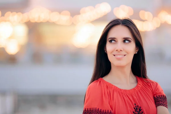 Portret Van Een Mooie Vrouw Glimlachend Bij Zonsondergang — Stockfoto