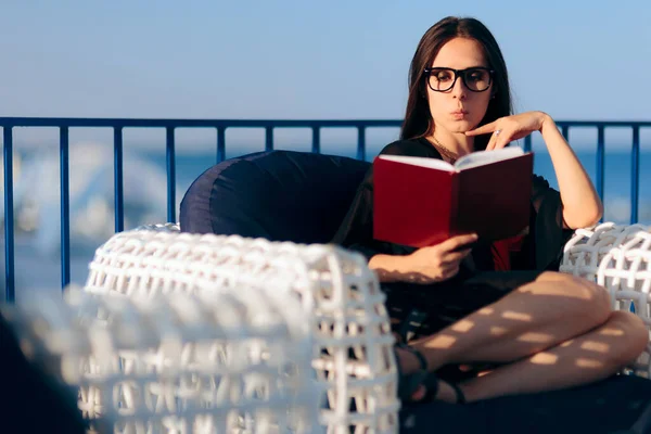 Смешная Женщина Читающая Террасном Балконе — стоковое фото