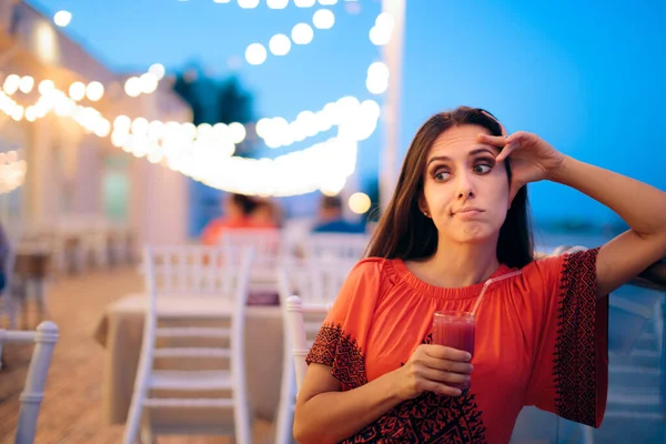 Mujer Aburrida Decepcionada Sosteniendo Cóctel Una Cita — Foto de Stock