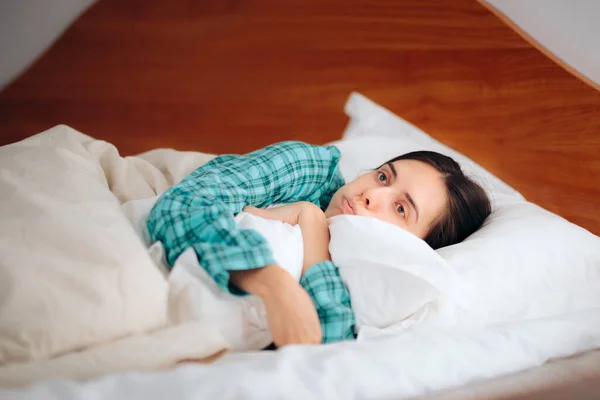 Endişeli Kadın Yastığa Kucaklıyor Uykusuzluk Çekiyor — Stok fotoğraf
