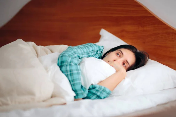 Endişeli Kadın Yastığa Kucaklıyor Uykusuzluk Çekiyor — Stok fotoğraf
