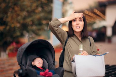 Unutkan Anne Bebek Çantası Yeni Doğanla Seyahat Ediyor