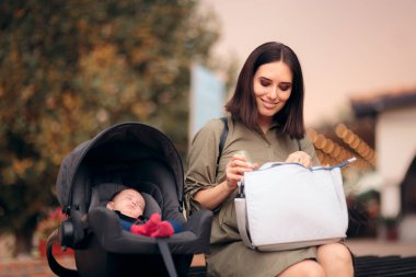 Mutlu Anne Kucağında Bebek Çantası Yeni Doğanla Seyahat Ediyor