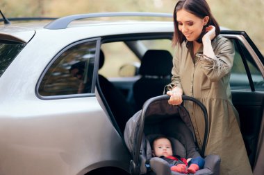Anne Bebek Taşıyan Bebek Araba Koltuğu Tatile Hazır