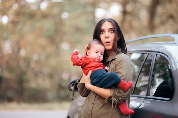 Mamá Divertida Viaje Coche Con Bebé Disfrutando Naturaleza — Foto de Stock