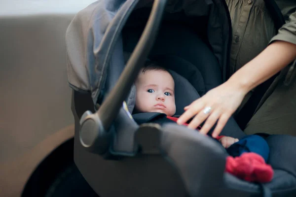 Söt Baby Väntar Tålmodigt Bilen Sittplats Går Semester — Stockfoto