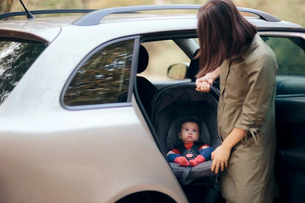 Mor Transporterer Nyfødte Spædbarn Autostol Klar Til Ferie - Stock-foto