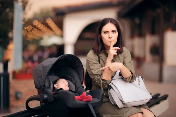 Stressad Mamma Med Fingret Läpparna Skyddar Sovande Baby — Stockfoto