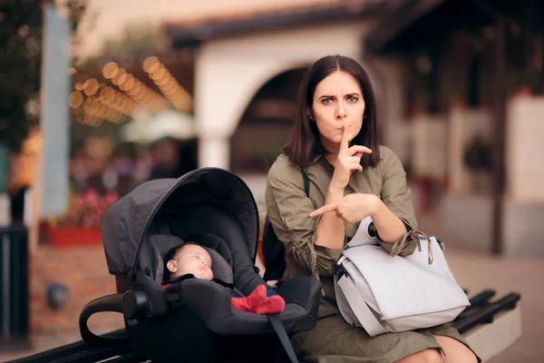 Mamá Estresada Con Dedo Los Labios Protegiendo Bebé Dormido —  Fotos de Stock